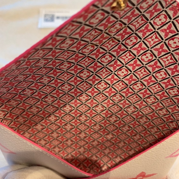 Brand New LOUIS VUITTON By The Pool Medium Kirigami Pochette - Picture 4 of 10